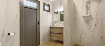 Holiday Home 'Casa Do Vinho' with Sea View, Private Terrace and Wi-Fi