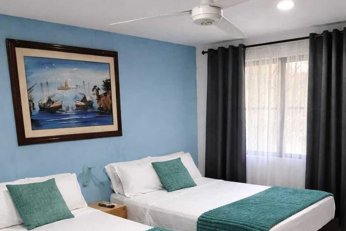 Family Double Room | Peti besi dalam bilik, ruang kerja komputer riba, Wi-fi percuma 