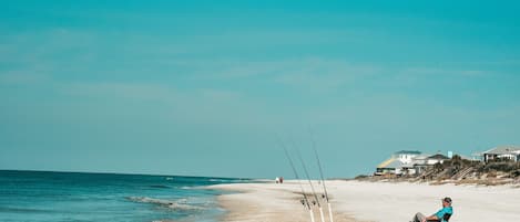 Ubicación cercana a la playa, tumbonas y toallas de playa