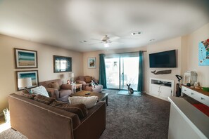 Smart TV, DVD player, books, video library - Port of Call~2BR~Sleeps 10~Dogs ok~Steps to beach (Port St. Joe)