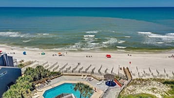 Playa en los alrededores, camastros y toallas de playa