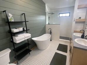 Sèche-cheveux, serviettes fournies, savon, shampoing