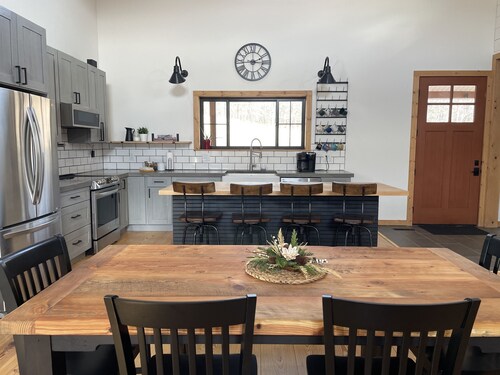 Bluebird Hill - rolling hills, meadows, large deck, fire pit, 3 bedroom, 2 bath