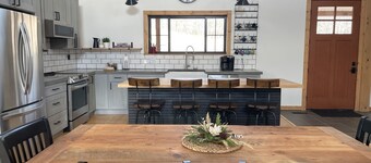 Bluebird Hill - rolling hills, meadows, large deck, fire pit, 3 bedroom, 2 bath