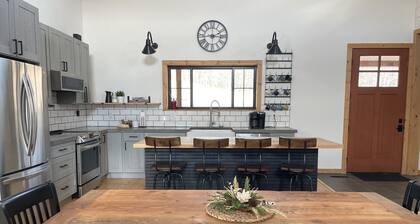 Bluebird Hill - rolling hills, meadows, large deck, fire pit, 3 bedroom, 2 bath