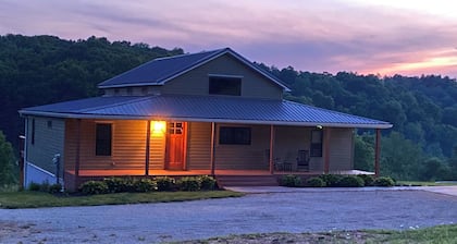 Bluebird Hill - rolling hills, meadows, large deck, fire pit, 3 bedroom, 2 bath