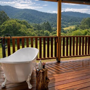 Outdoor spa tub - Ironbark Luxury Cottage & Highland Cows (Mount Pleasant)