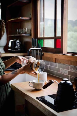 Réfrigérateur, four à micro-ondes, surface de cuisson, cafetière-théière
