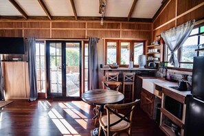 Een koelkast, een microgolfoven, een kookplaat