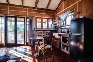 冷蔵庫、電子レンジ、コンロ、コーヒー / ティーメーカー