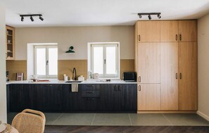 Kühlschrank, Ofen, Geschirrspüler, Wasserkocher mit Kaffee-/Teezubehör