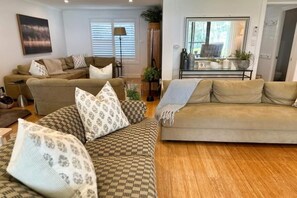 Téléviseur, foyer, lecteur de DVD