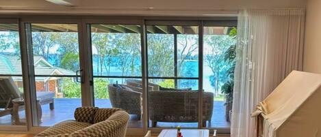 Televisie, een open haard en een dvd-speler