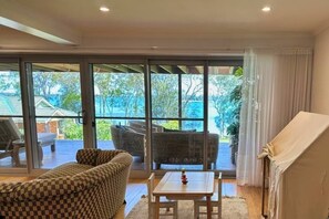 Téléviseur, foyer, lecteur de DVD