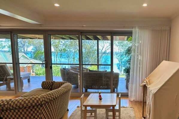 テレビ、暖炉、DVD プレーヤー