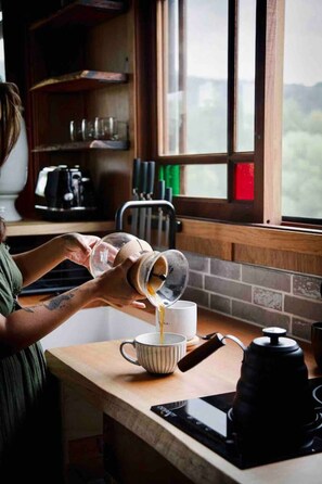 Kühlschrank, Mikrowelle, Herdplatte, Wasserkocher mit Kaffee-/Teezubehör