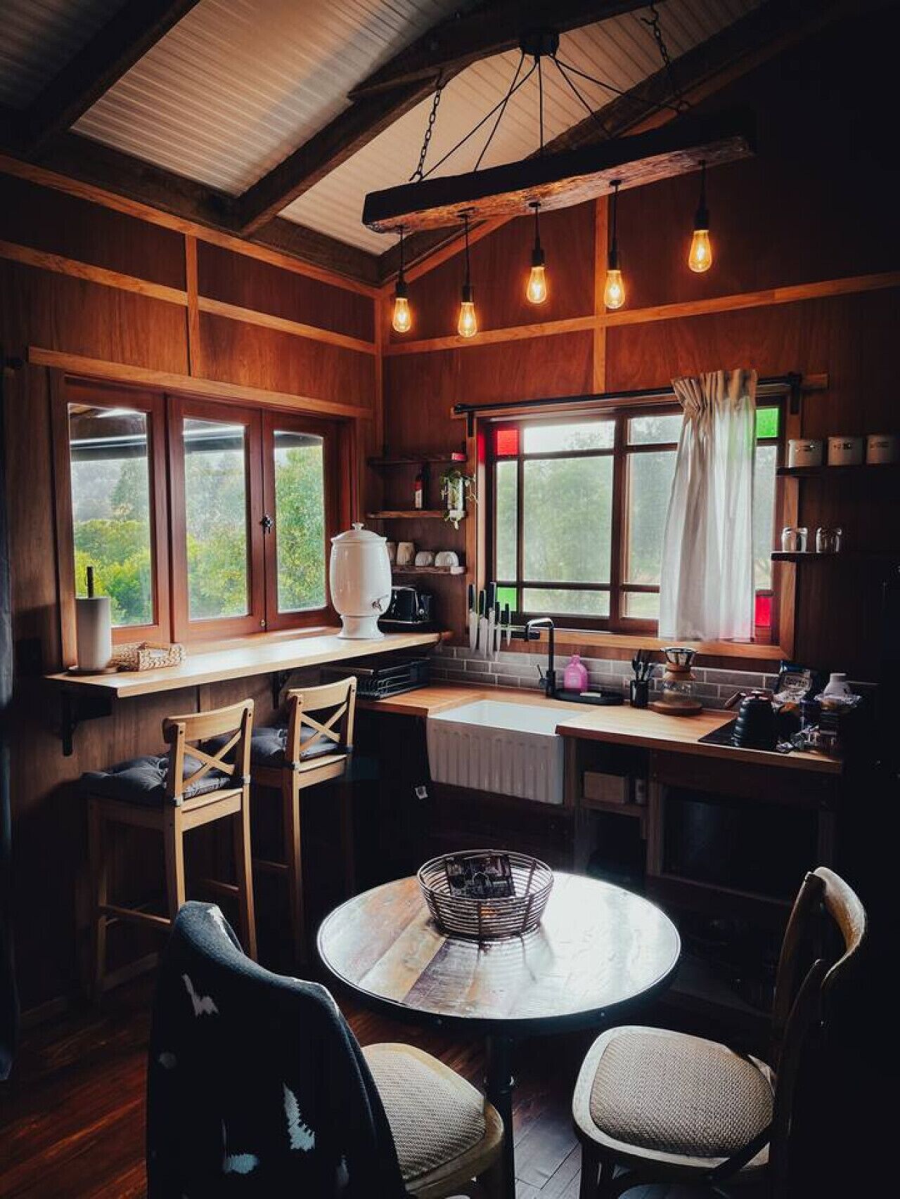 Réfrigérateur, micro-ondes, plaque de cuisson, cafetière/bouilloire