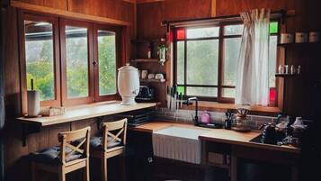 Réfrigérateur, micro-ondes, plaque de cuisson, cafetiÚre/bouilloire