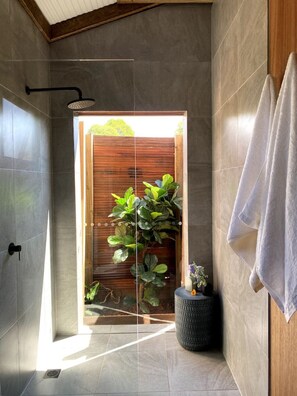 Dusche, umweltfreundliche Kosmetikartikel, Haartrockner