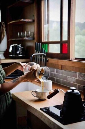 Réfrigérateur, micro-ondes, plaque de cuisson, cafetière/bouilloire