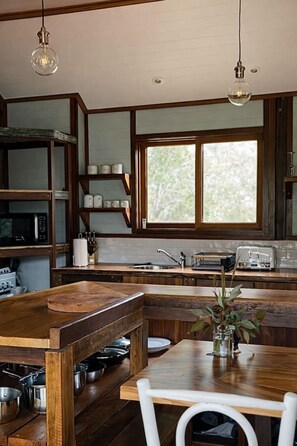 Unclassified image, 3 of 31, button