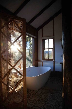 Unclassified image, 2 of 31, button