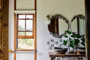 Unclassified image, 4 of 31, button