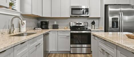 Refrigerador, microondas, horno y parrilla de estufa