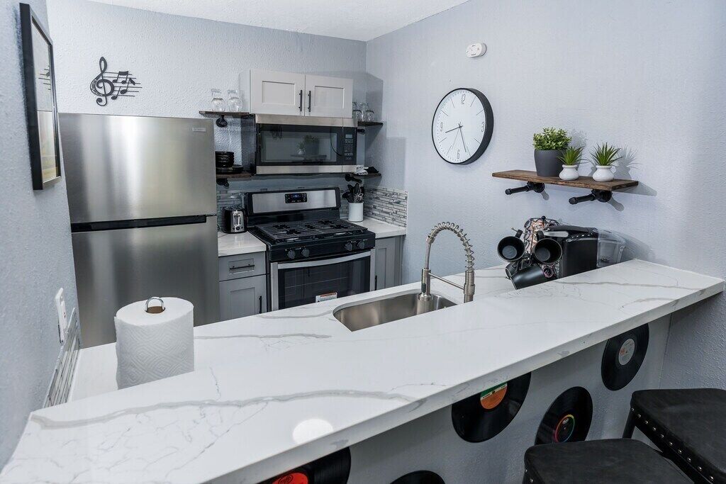 Réfrigérateur, micro-ondes, four, plaque de cuisson