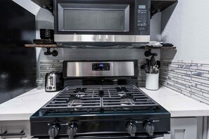 Refrigerador, microondas, horno y parrilla de estufa 