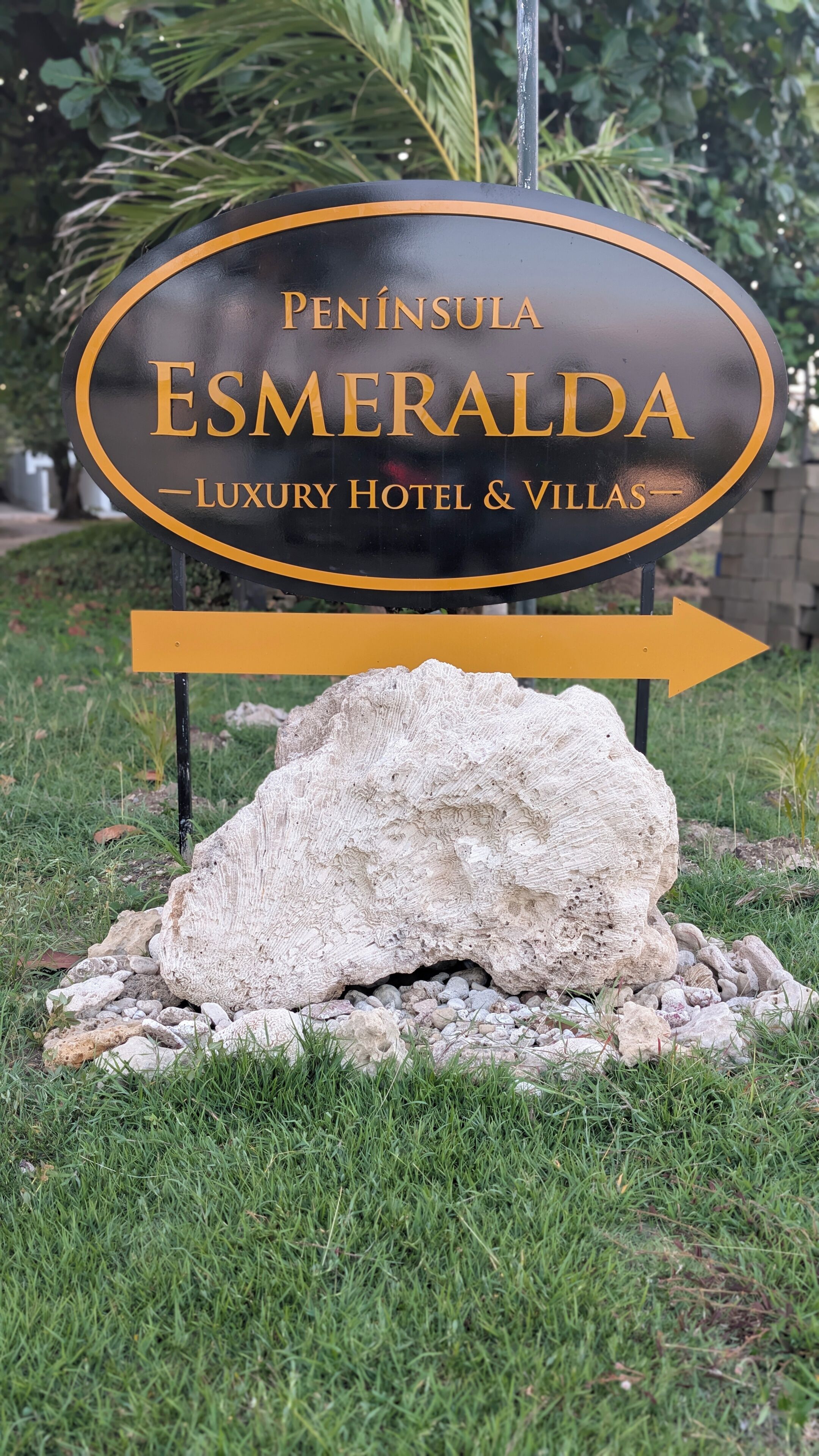 Schild für das Peninsula Esmeralda Luxury Hotel & Villas, mit einem nach rechts zeigenden Pfeil.