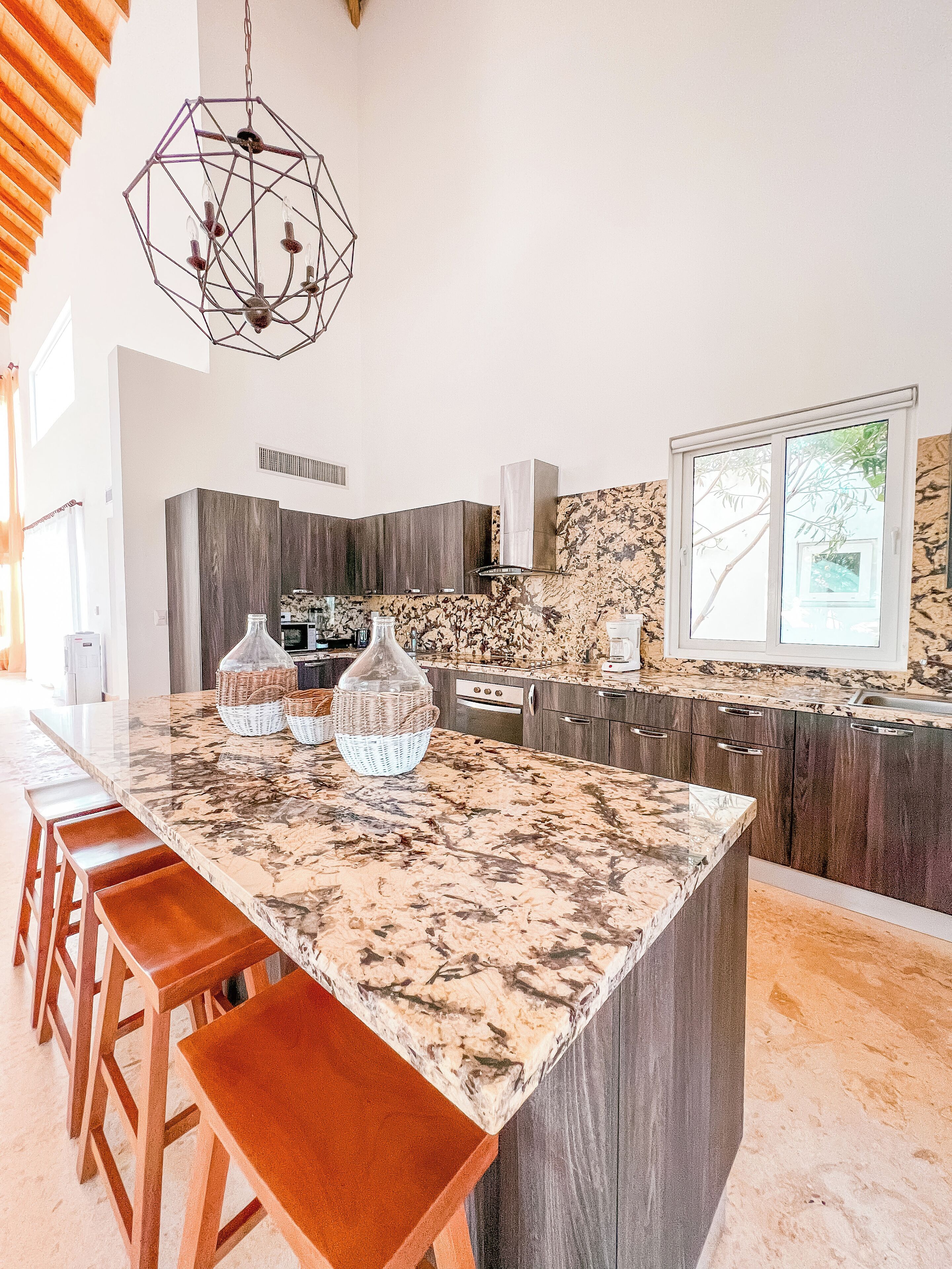 Frigorífico, microondas, horno y lavavajillas