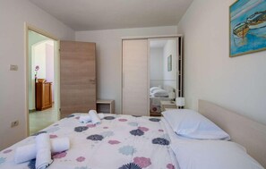 1 bedroom, travel cot, free WiFi, bed sheets