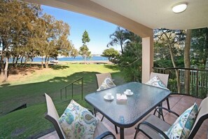 Outdoor dining - Beachport Unit 16 - Direct Water Front Views! (Mooloolaba)