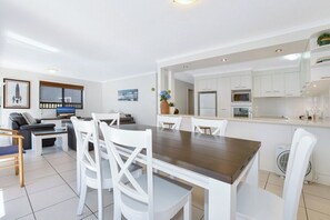 Fridge, microwave, oven, stovetop - Lamer Unit 1 - Direct Beach Access from Courtyard! (Maroochydore)