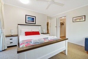 3 bedrooms, iron/ironing board, WiFi, bed sheets