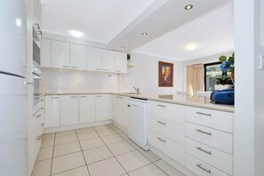 Fridge, microwave, oven, stovetop - Lamer 1 Beach Access Courtyard Apt (Maroochydore)