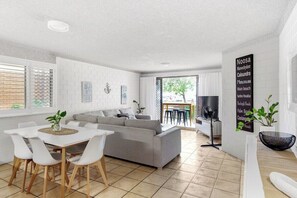 TV - Riverview Unit 1 - River and marina views (Mooloolaba)