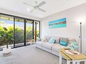 TV - Adelong- Waterfront Home Bordering Mooloolaba (Buddina)