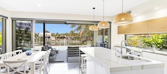 Adelong- Waterfront Home Bordering Mooloolaba