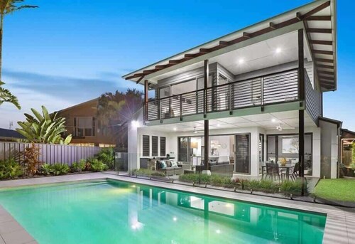 Adelong- Waterfront Home Bordering Mooloolaba