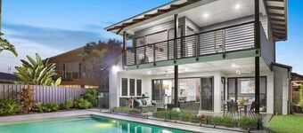 Adelong- Waterfront Home Bordering Mooloolaba
