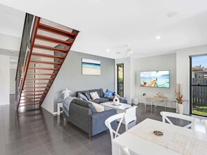 TV - Adelong- Waterfront Home Bordering Mooloolaba (Buddina)