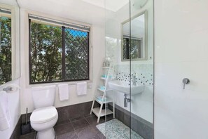Shower, hair dryer, towels - NAROO7- Prime, Centre Of Mooloolaba Location (Mooloolaba)