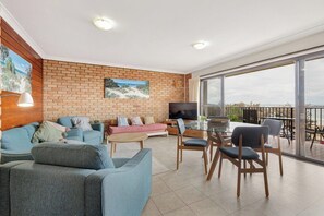 TV - Illawong 11 Beachfront Beauty Apt (Mooloolaba)