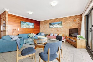 Dining - Illawong 11 Beachfront Beauty Apt (Mooloolaba)