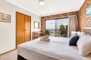 2 bedrooms, WiFi, bed sheets - ILLAWONG Apt 11 - Breath taking Ocean Views (Mooloolaba)