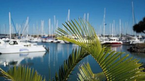 Ein Yachthafen mit Booten und blauem Himmel.