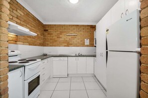 Fridge, microwave, oven, stovetop - Illawong Unit 8 - Beachfront Breezes! (Mooloolaba)