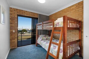 2 bedrooms, bed sheets - Illawong Unit 8 - Beachfront Breezes! (Mooloolaba)